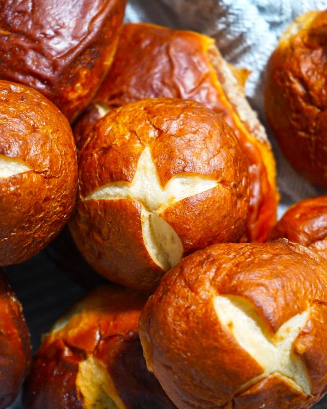Pretzel, but make it bakery.�Bollos, jalá, baguettes y más. 🥨