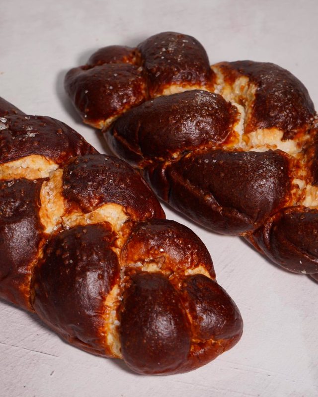Our current obsession 🥨 Nueva jalá de pretzel 🤤 YA DISPONIBLE EN TIENDAS.