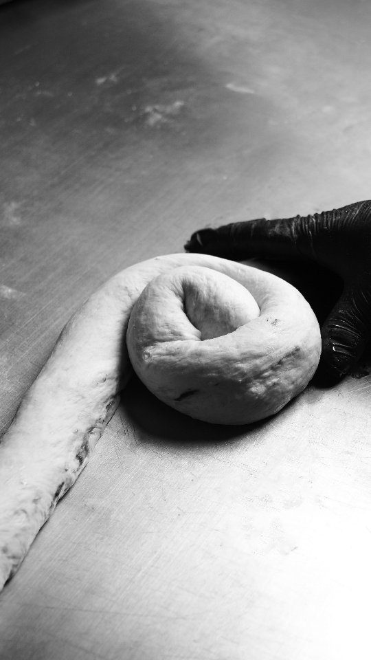 Masa, manos, sabores y muchas jalot hagulot en proceso. 🤎